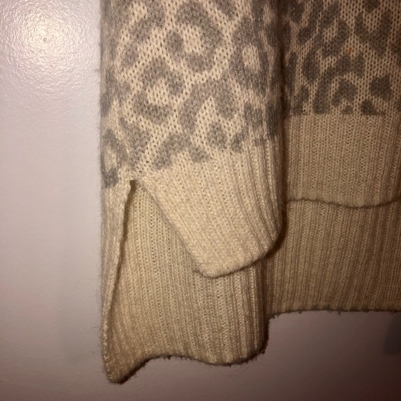Hi-low cream and grey Macys sweater Size Small - Picture 4 of 4